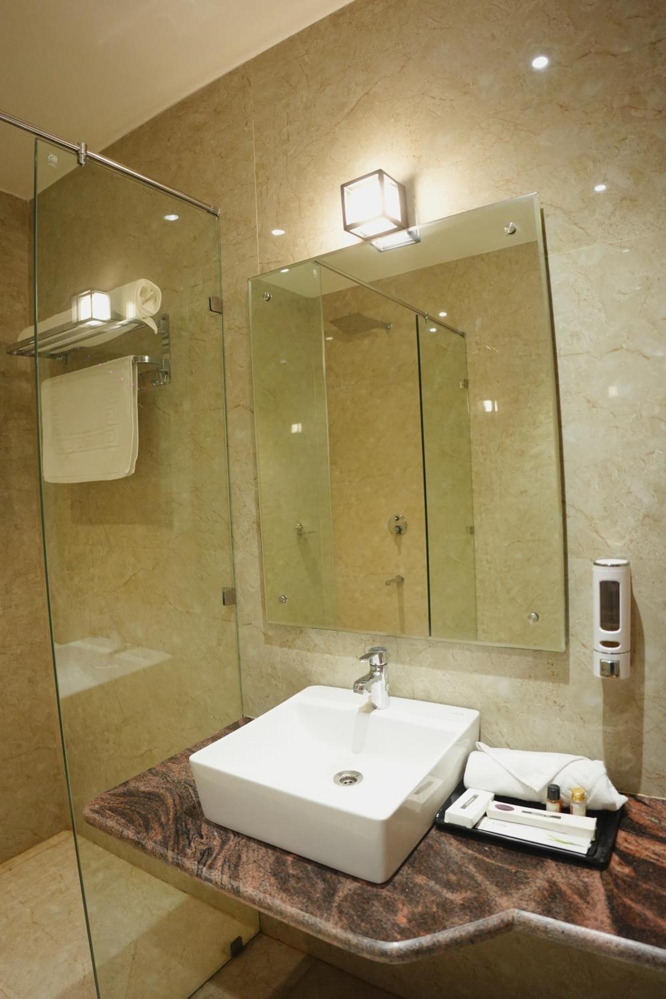 The Krati Resort & Convention Centre バレーリー エクステリア 写真