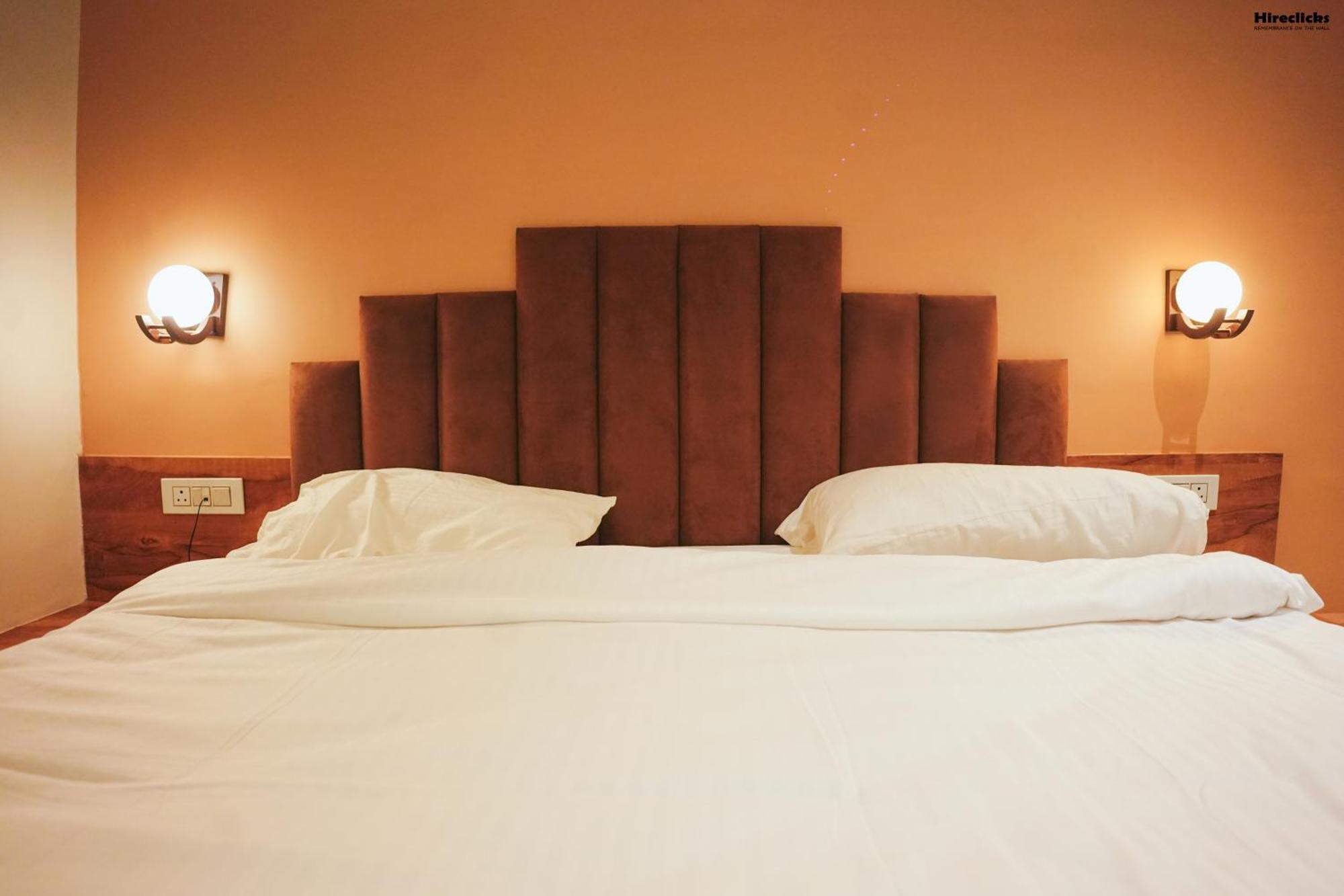The Krati Resort & Convention Centre バレーリー エクステリア 写真