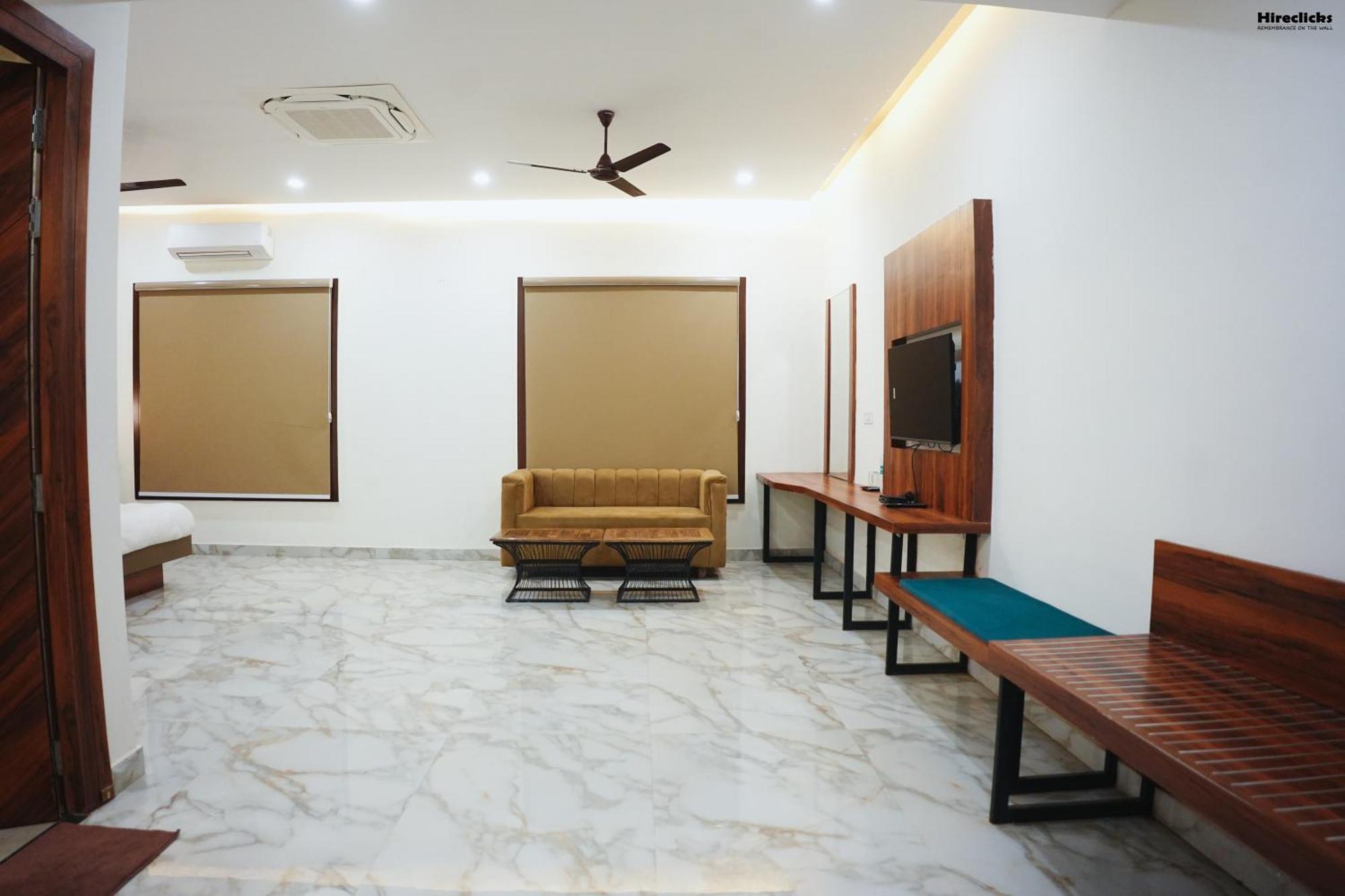 The Krati Resort & Convention Centre バレーリー エクステリア 写真
