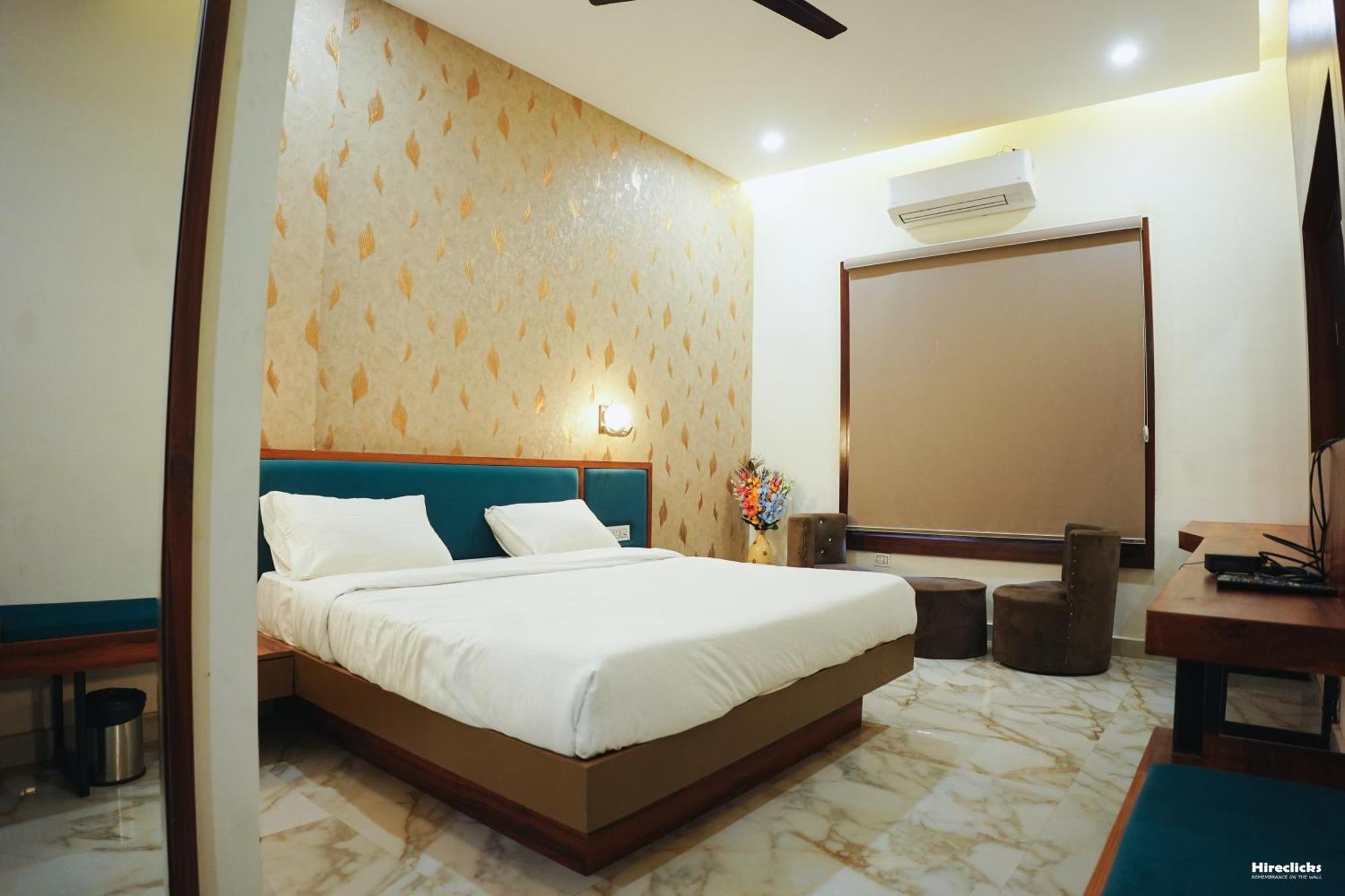 The Krati Resort & Convention Centre バレーリー エクステリア 写真