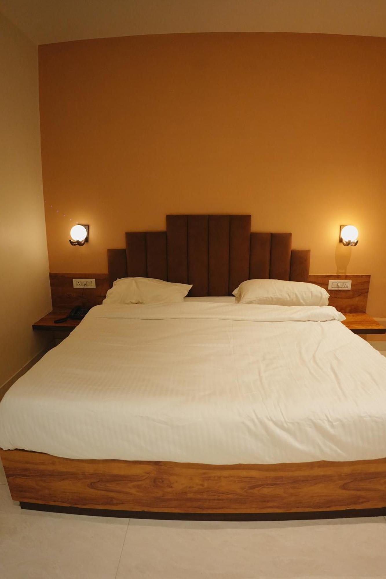 The Krati Resort & Convention Centre バレーリー エクステリア 写真