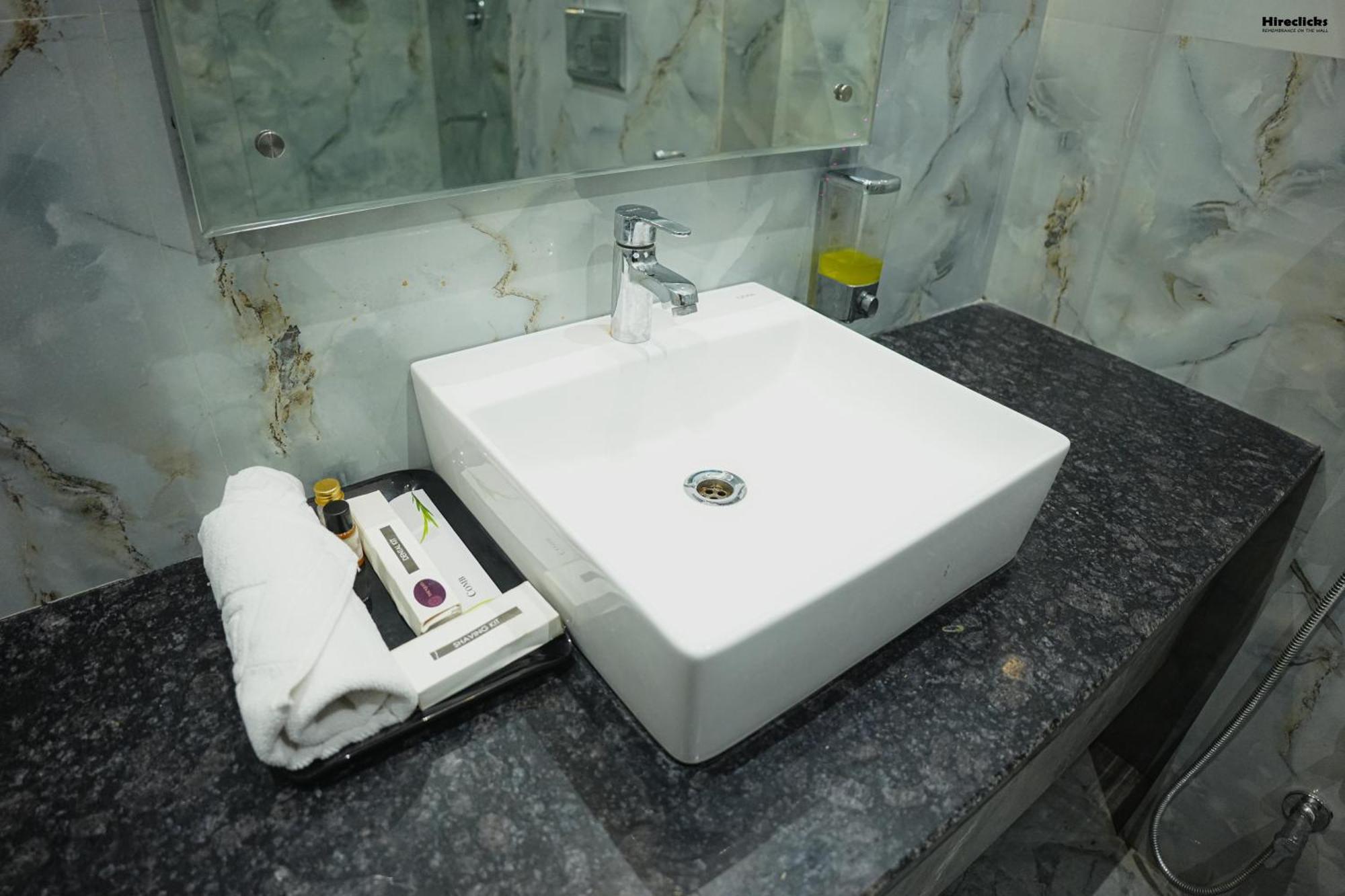 The Krati Resort & Convention Centre バレーリー エクステリア 写真